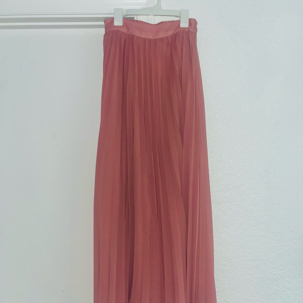 Long pink pleated skirt